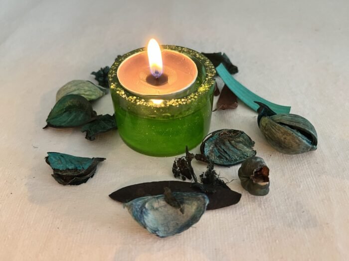 Misa Allium T-lite Candle Rest (Small)- Green & Gold