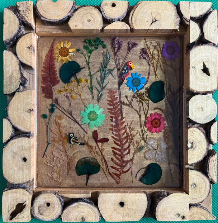 Misa Cornus Square Wooden Tray, Cut blocks border, Dried flowers - Image 3